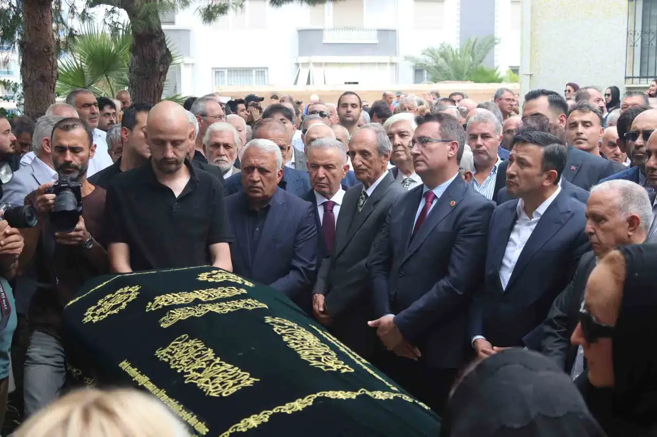 İzmir’in efsane başkanı Burhan Özfatura son yolculuğuna uğurlandı