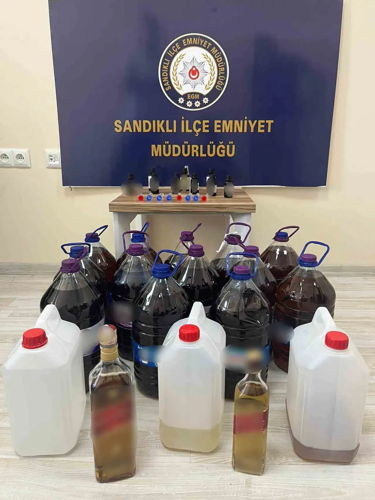 Sandıklı’da zehir tacirlerine geçit yok: Litrelerce sahte içki ele geçirildi