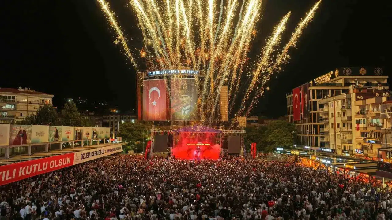 Aydın’da 104. yıl gururu: Meydanlar bayraklarla kırmızı beyaza büründü