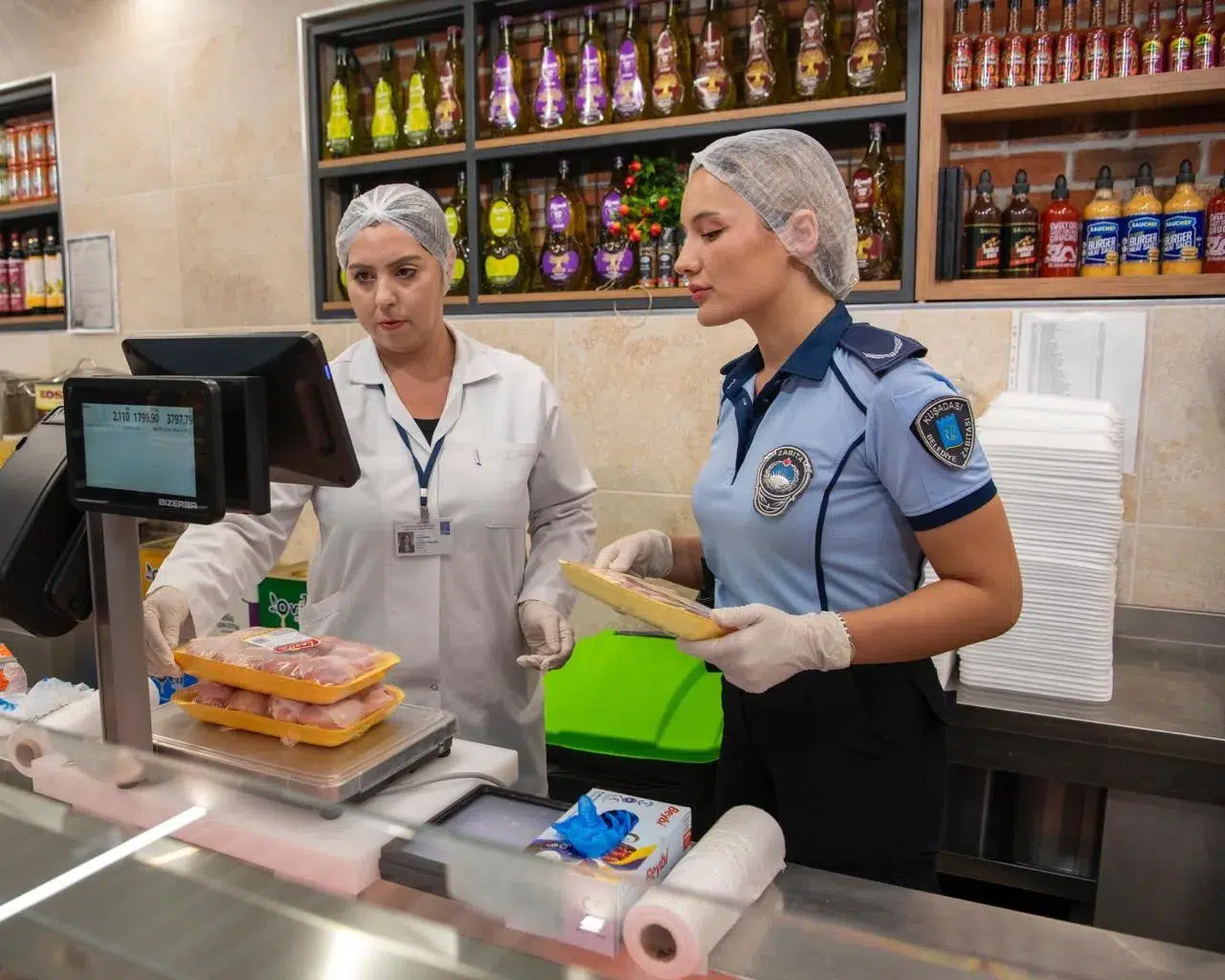 Kuşadası'nda gıda güvenliği alarmı: Denetimlerde uygunsuz ürünler toplandı
