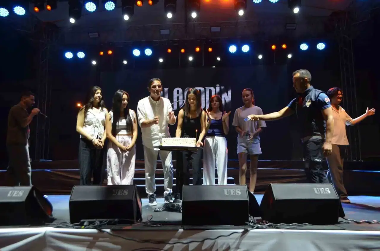 Selendi'de festival finalinde çifte kutlama: Başkan Daban'a sahnede büyük sürpriz