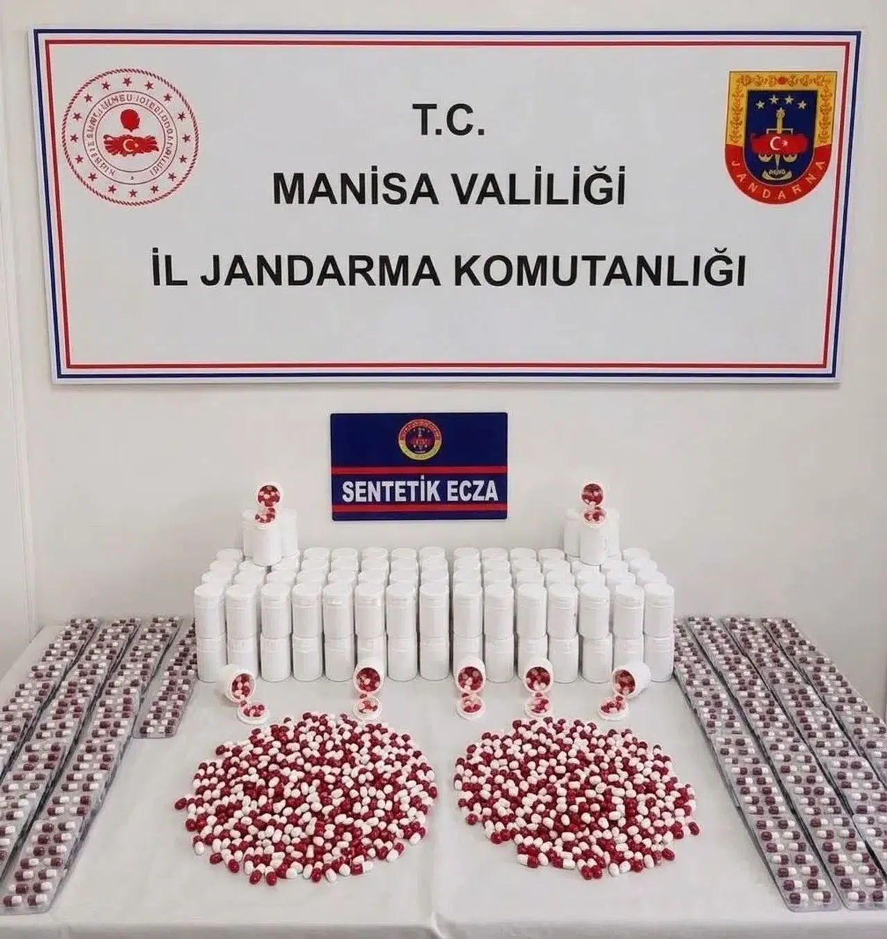 Manisa'da zehir tacirlerine jandarma darbesi: Binlerce hap ele geçirildi
