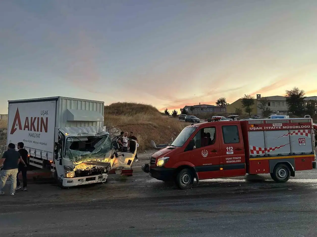 Uşak’ta acı dolu anlar: Yangına yetişmeye çalışan itfaiye aracı kamyonla çarpıştı