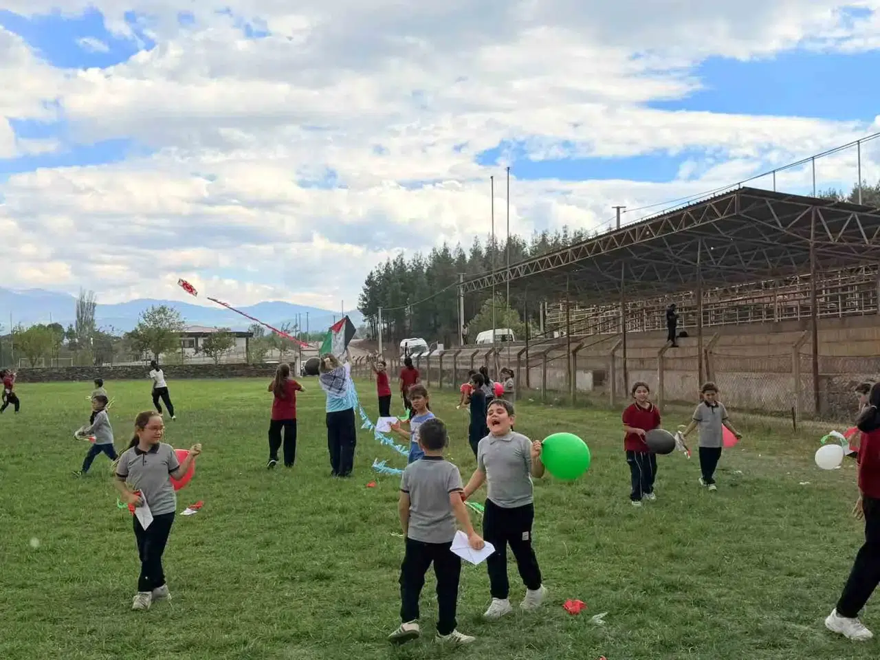 Beyağaçlı miniklerden gökyüzüne barış çağrısı: Uçurtmalar Gazze için havalandı