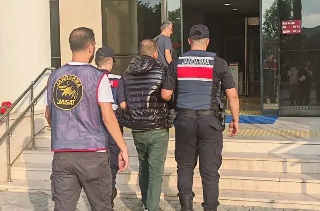İzmir'de JASAT operasyonu: 60 suç dosyası olan firari adalete teslim edildi