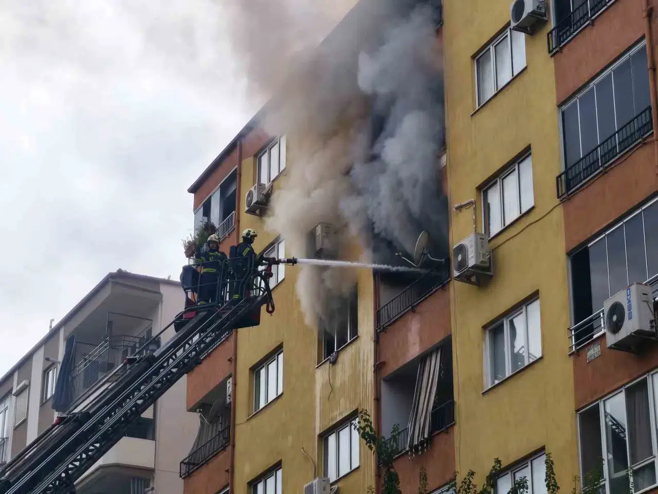 Denizli'de apartman yangını: Yatalak hastanın da aralarında bulunduğu iki kişi hastanelik oldu