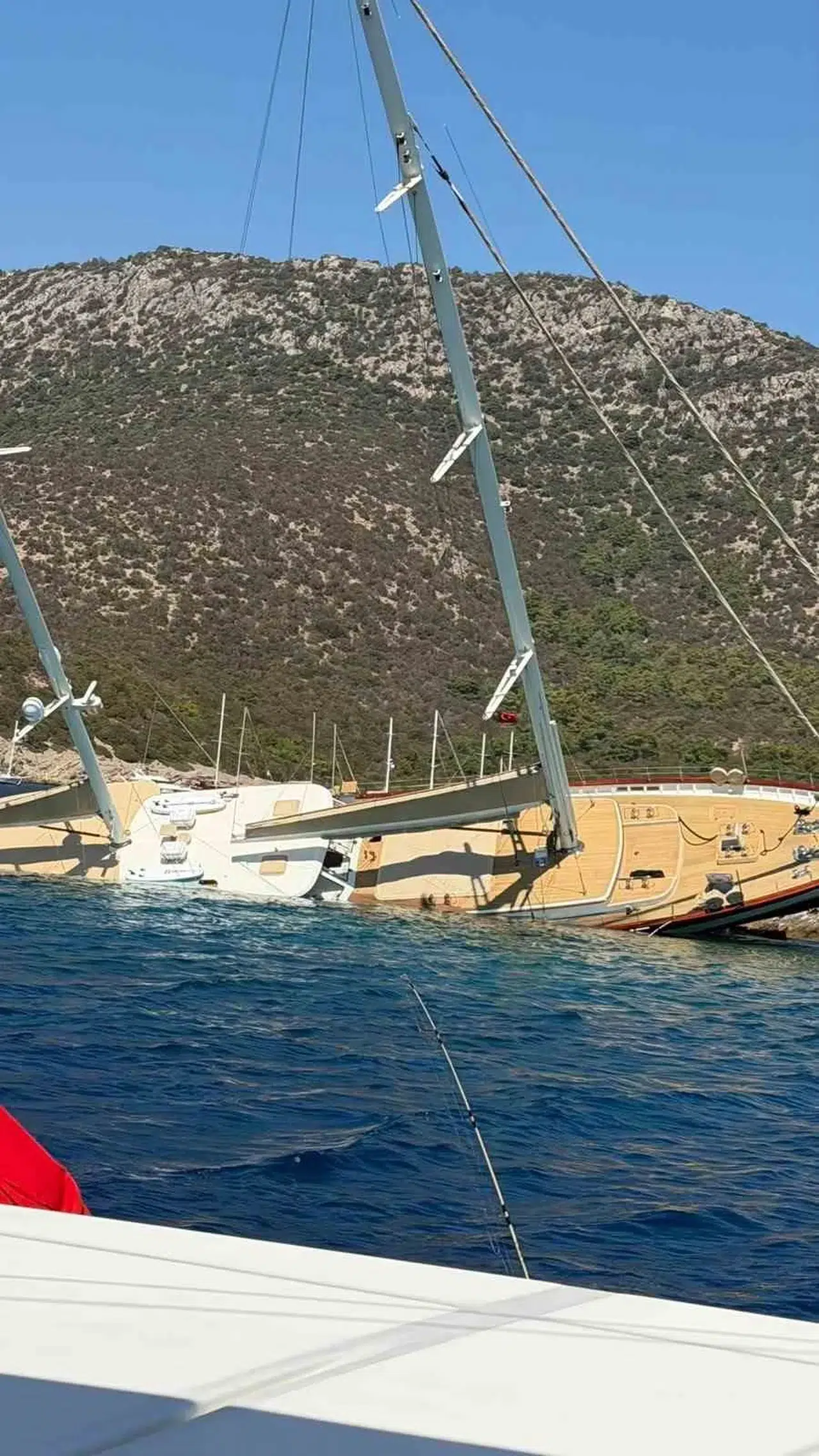 Bodrum açıklarında gece yarısı dehşeti: Kayalıklara çarpan lüks gulet yan yattı