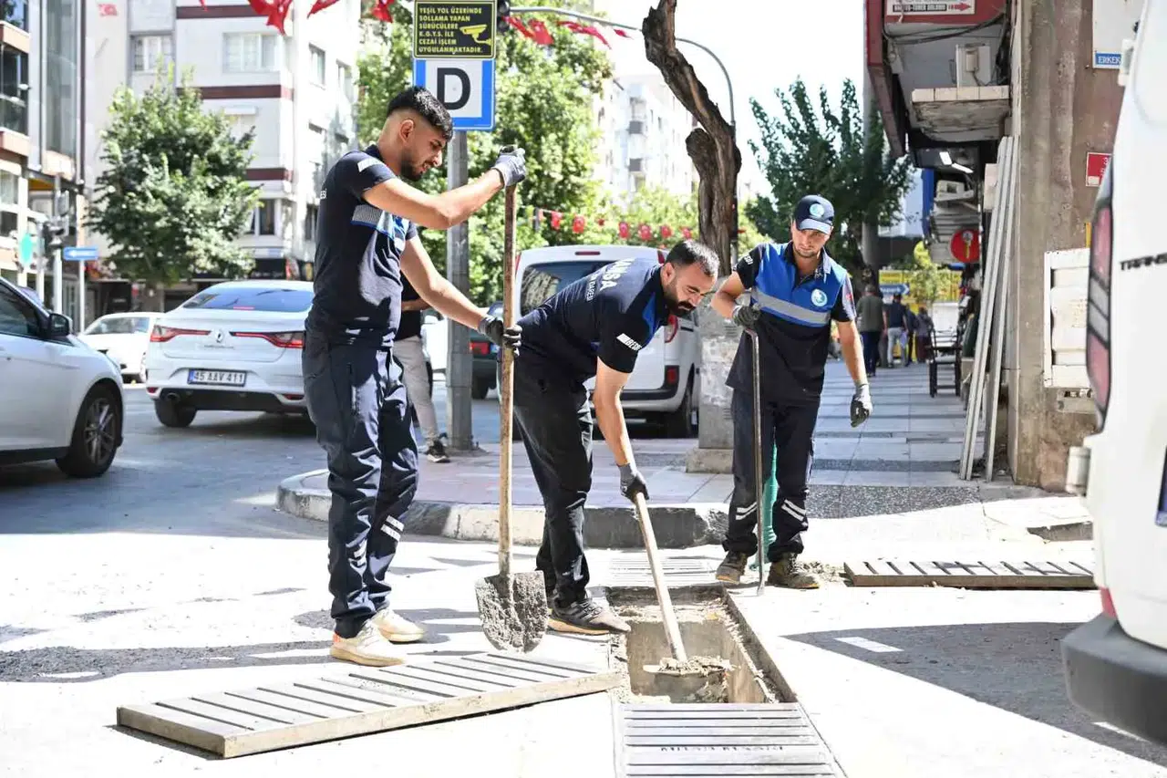 Manisa'da yağış mesaisi: Izgaralar kışa hazırlanıyor