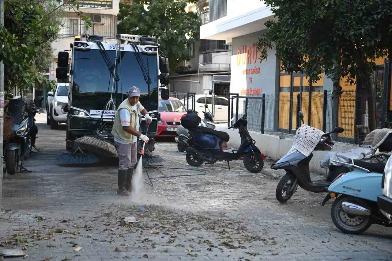 Kuşadası sokaklarında bahar temizliği: Ekipler sahaya indi