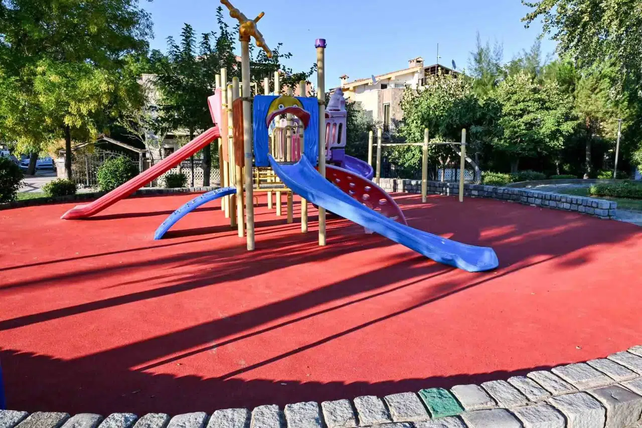 Manisa’da parklar yenileniyor: Çocuklar için daha güvenli oyun alanları