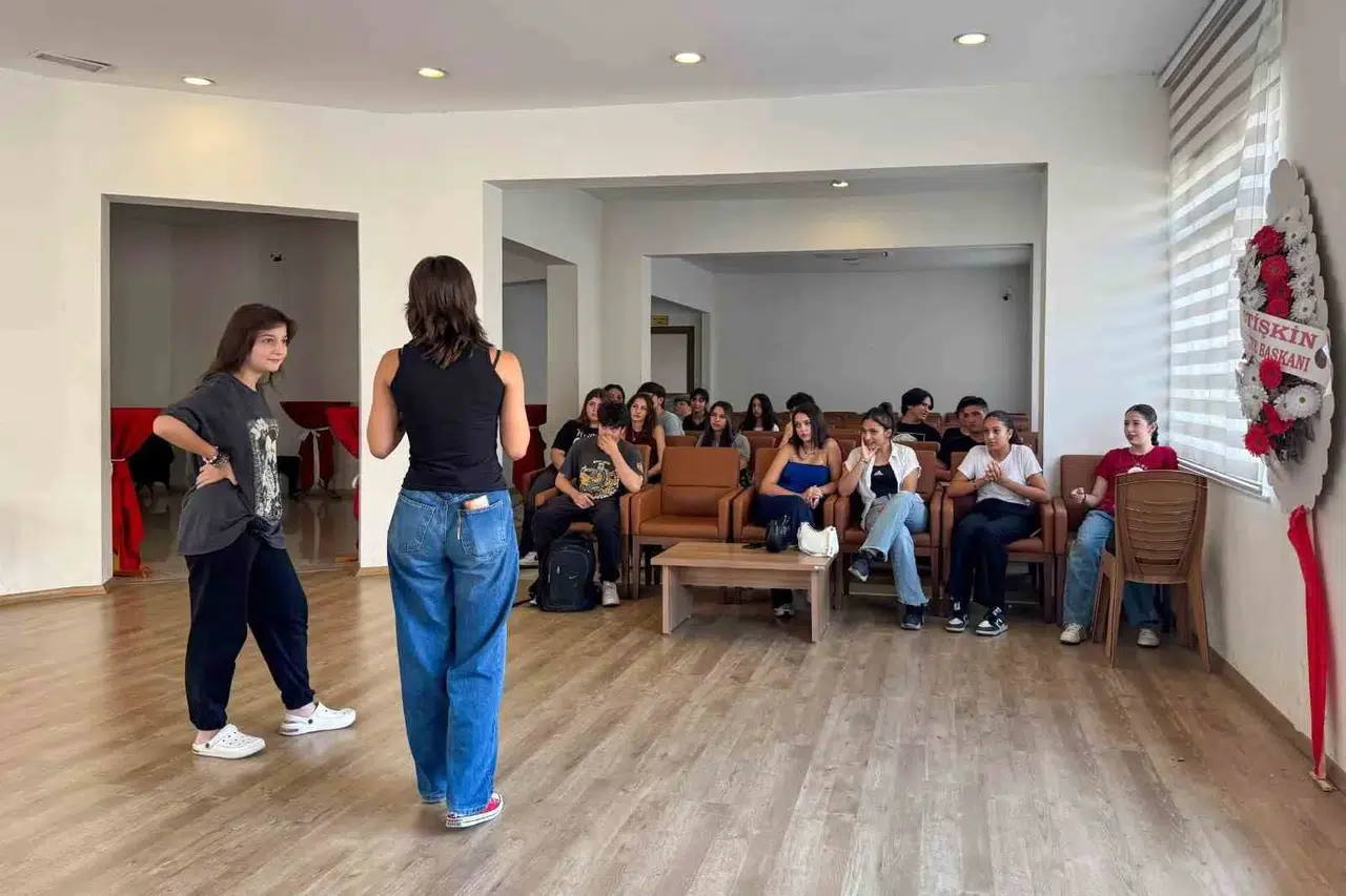 Efeler'de sanat rüzgarı esmeye devam ediyor: Yeni dönem kayıtları açıldı