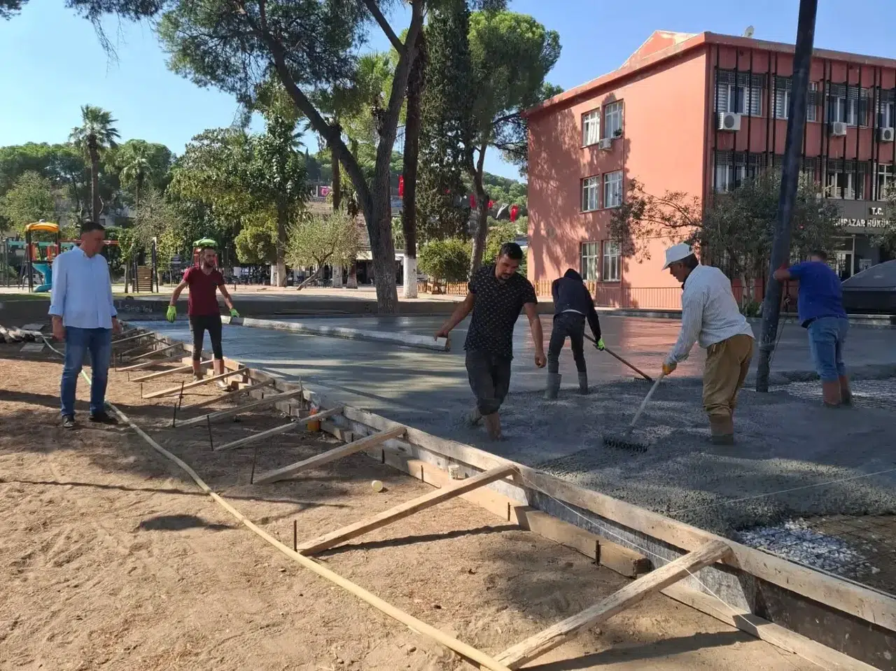 Yenipazar’da çehre değişiyor: Hem spor alanları yenileniyor hem de caddeler yeşilleniyor
