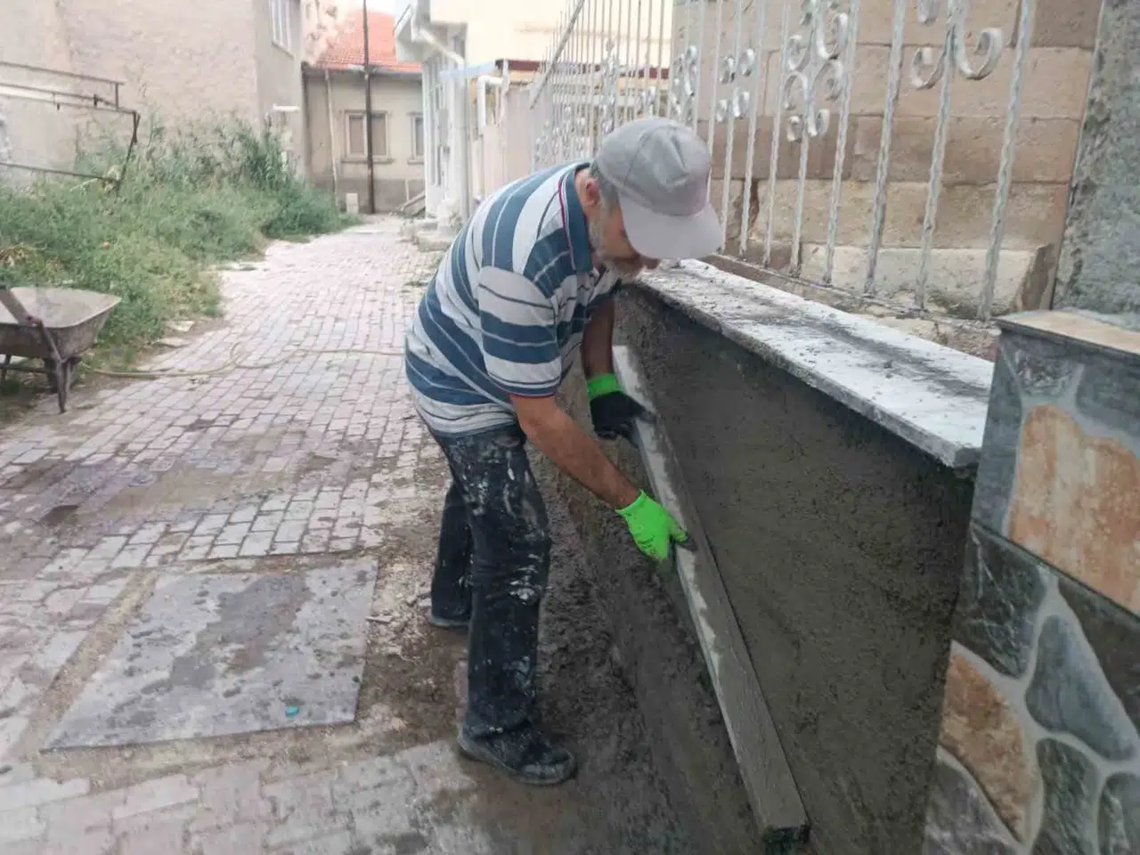 Cübbesini astı, malayı eline aldı: İmamdan örnek davranış