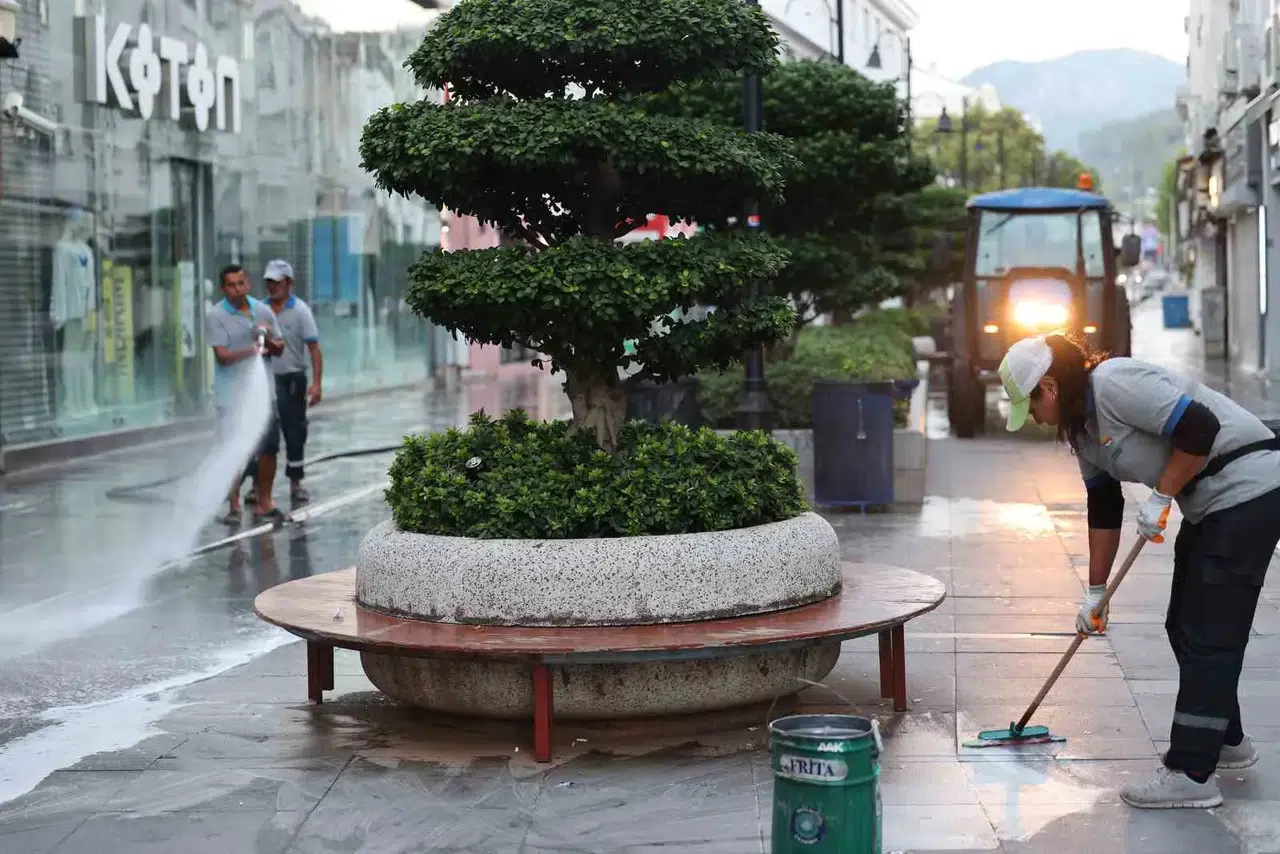 Marmaris’in kalbinde sabah mesaisi: Sevgi Yolu pırıl pırıl oldu
