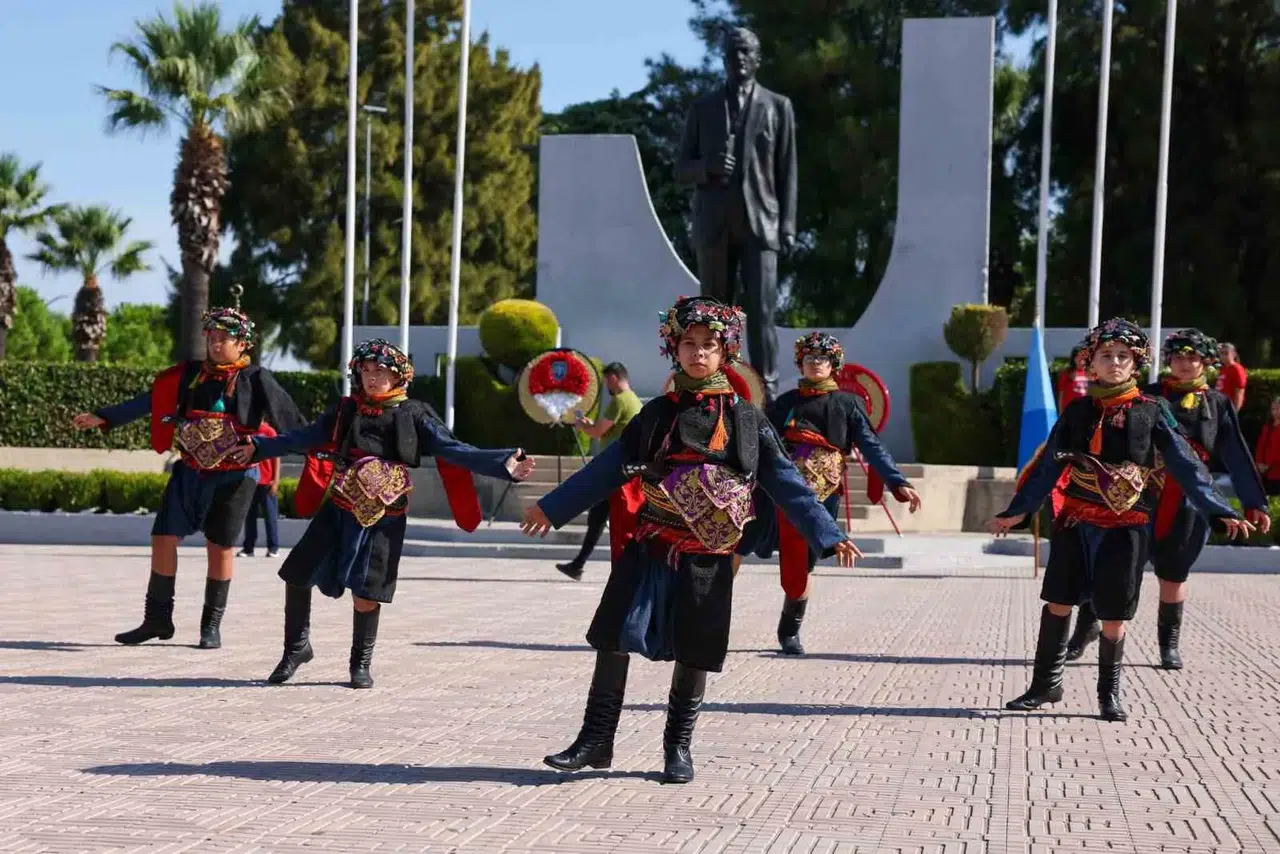 Aliağa’da 104 yıllık bağımsızlık coşkusu: Meydanlarda kurtuluş şöleni