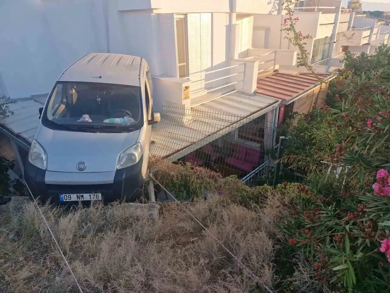 Kuşadası'nda korku dolu anlar: Otomobil balkona çakıldı