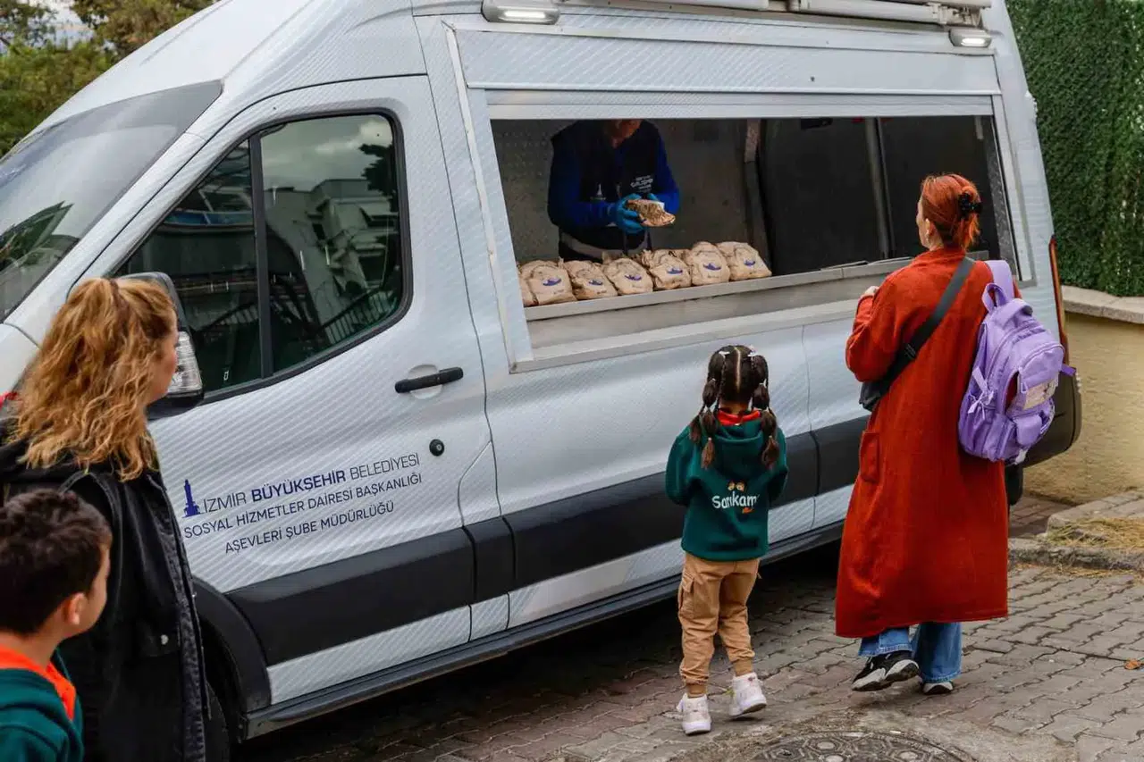 İzmirli miniklerin okul mesaisi belediye desteğiyle başlıyor