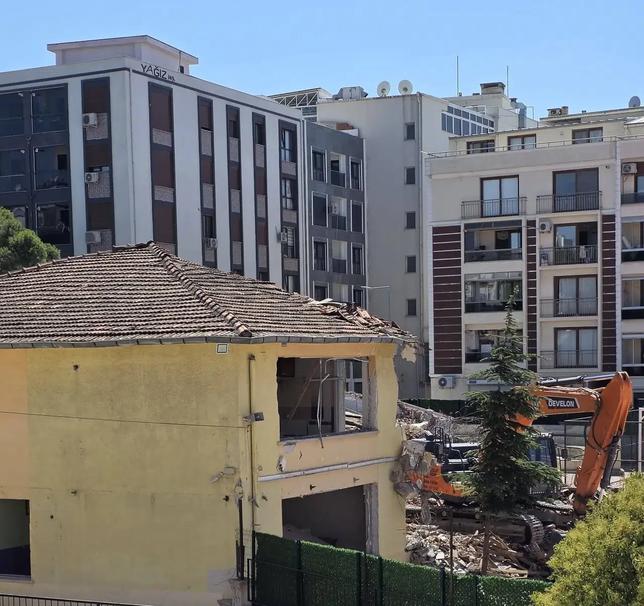 Aliağa’da yarım asırlık okul binasına veda: Yerine modern eğitim kompleksi geliyor