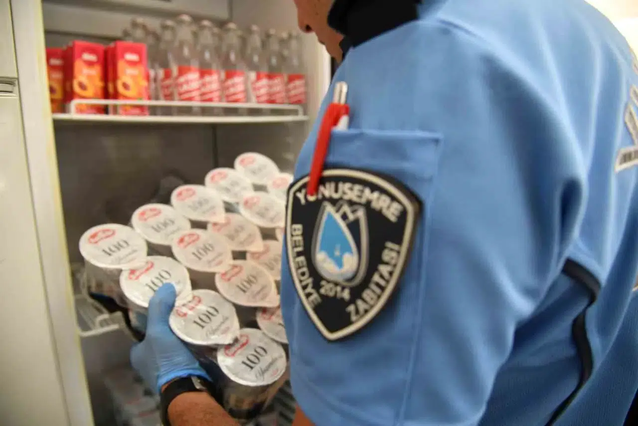 Yunusemre’de okul mesaisi: Zabıtadan gıda güvenliği operasyonu