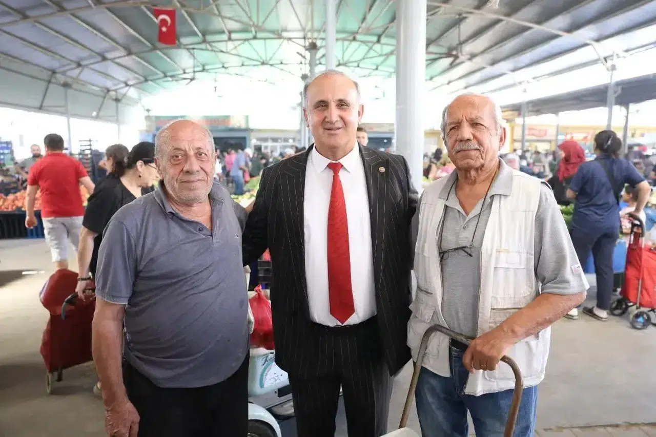 İncirliova’da samimi buluşma: Başkan Kaya pazar yerinde vatandaşla kucaklaştı