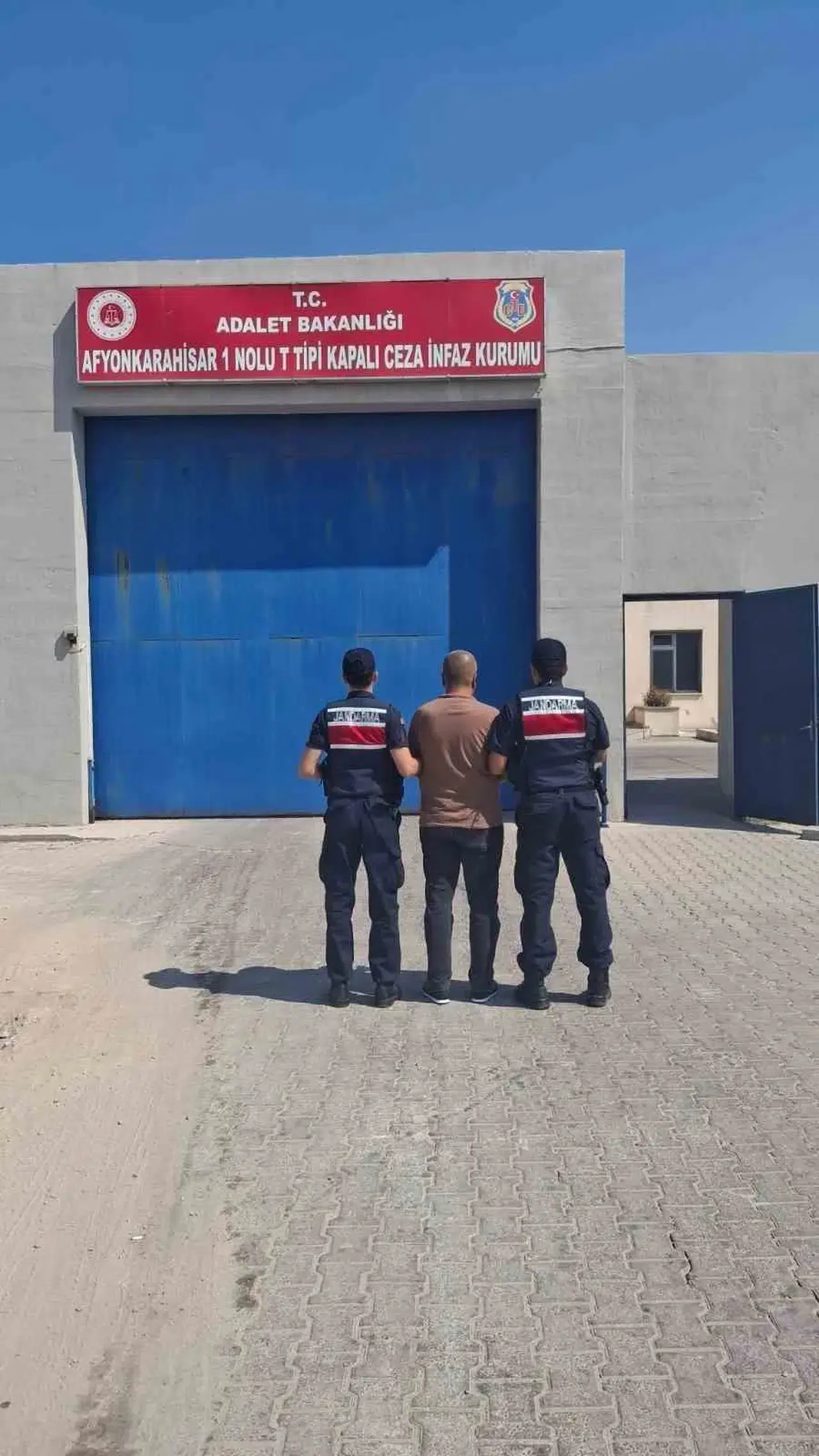 Afyonkarahisar’da Jandarma Operasyonu: Aranan 24 Şahıstan 12’si Tutuklandı