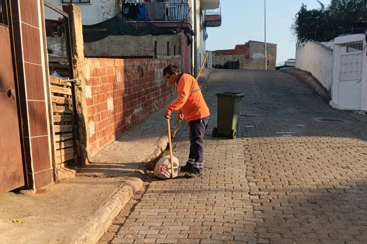 Efeler'de temizlik seferberliği: Sokaklar pırıl pırıl oldu