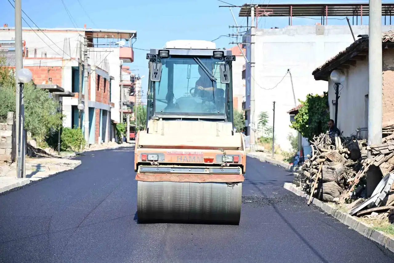 Ahmetli’nin yolları modern standartlara kavuşuyor: 4 bin ton asfaltla ulaşım konforu artıyor