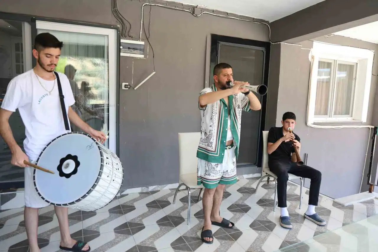 Evleri nota yuvasına dönüştü: Baba ve iki oğlu ekmeğini davul zurnadan çıkarıyor
