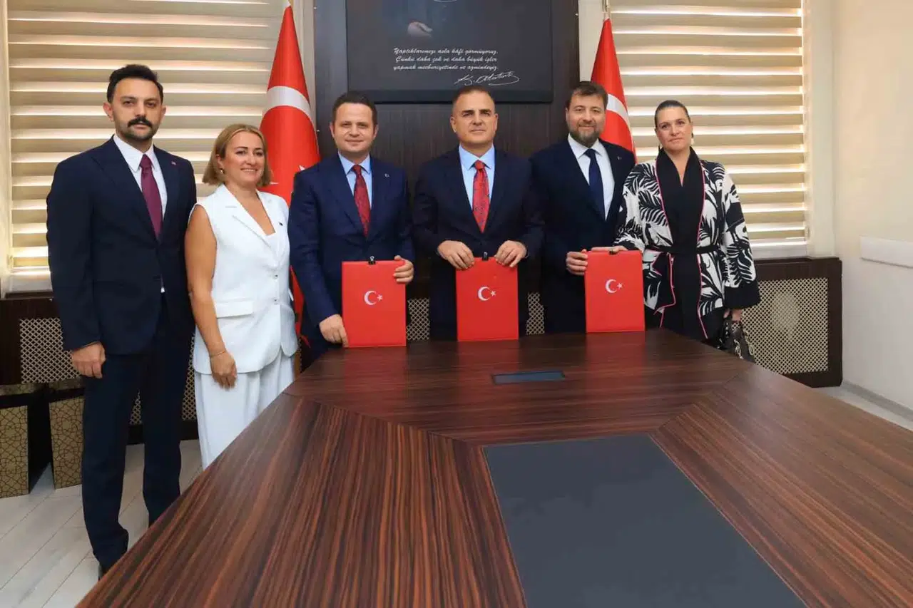 Fethiye’de eğitime hayırsever eli: Modern okul binası için imzalar atıldı