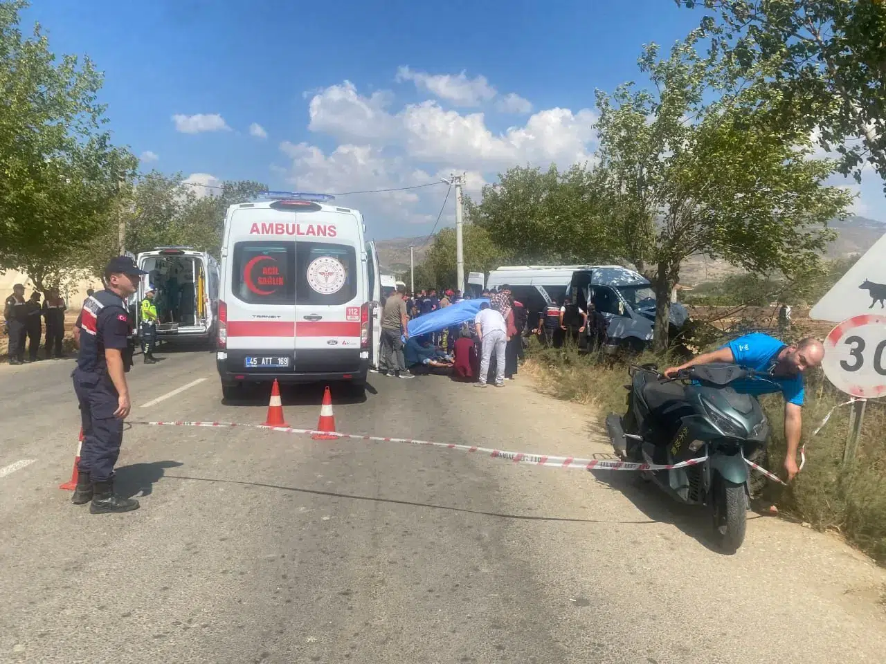 Manisa'da işçi servisi dehşeti: 14 kişi hastanelik oldu