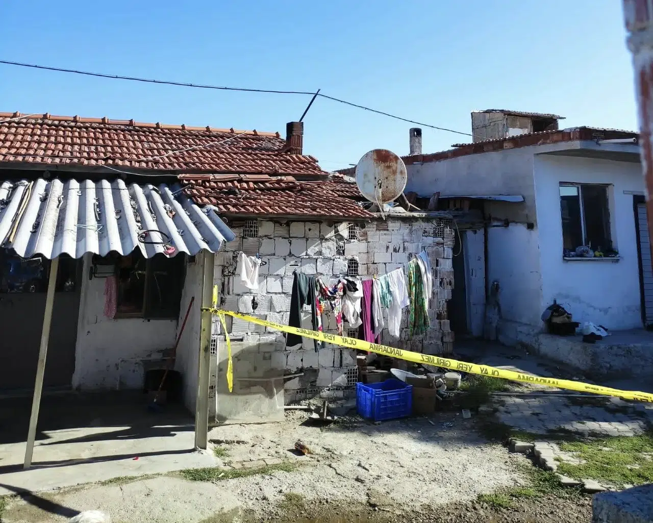 Akhisar’da aile faciası: Tartışma kanlı bitti, üç çocuk annesi hayata veda etti