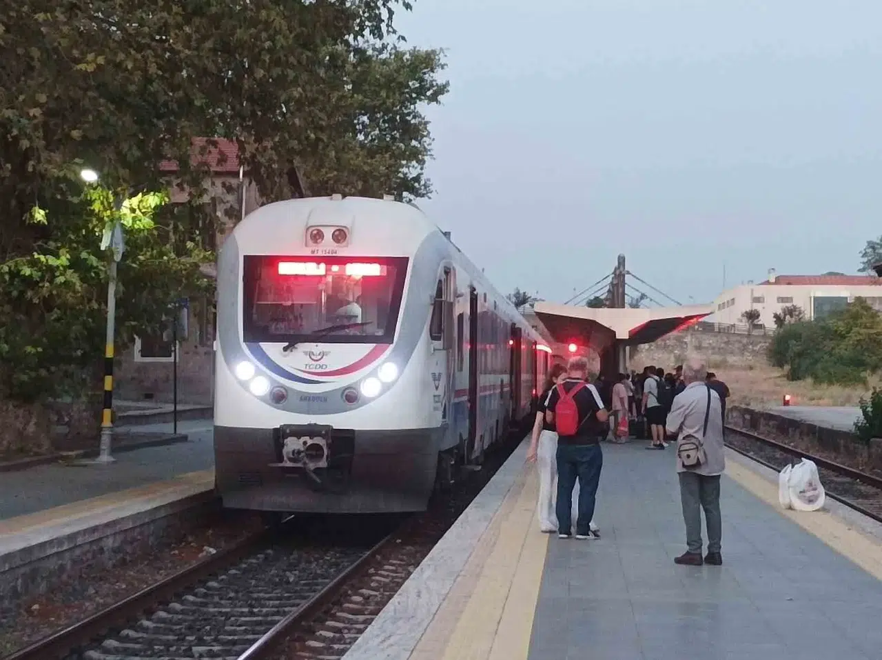 Tren yolcularının kabus dolu saatleri: Motor arızası planları altüst etti