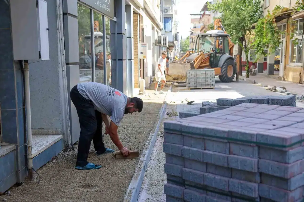 Efeler'de ulaşım konforu için düğmeye basıldı: Sokaklar yenileniyor