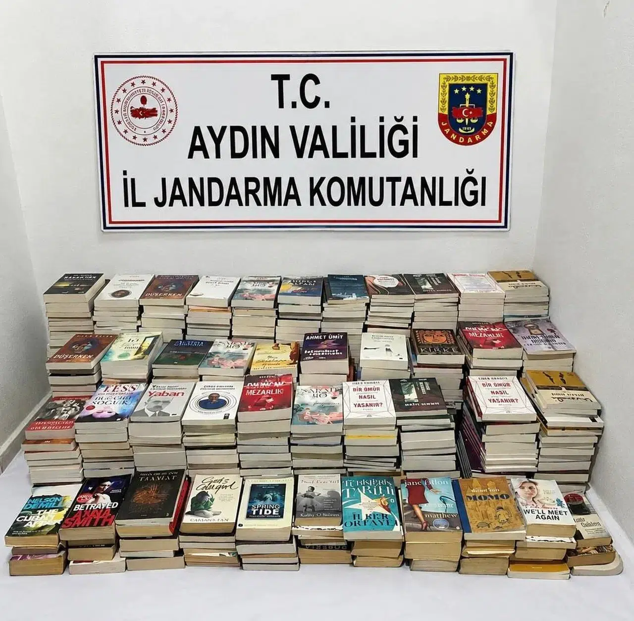 Kuşadası’nda gece pazarında korsan kitap operasyonu: Yüzlerce esere el konuldu