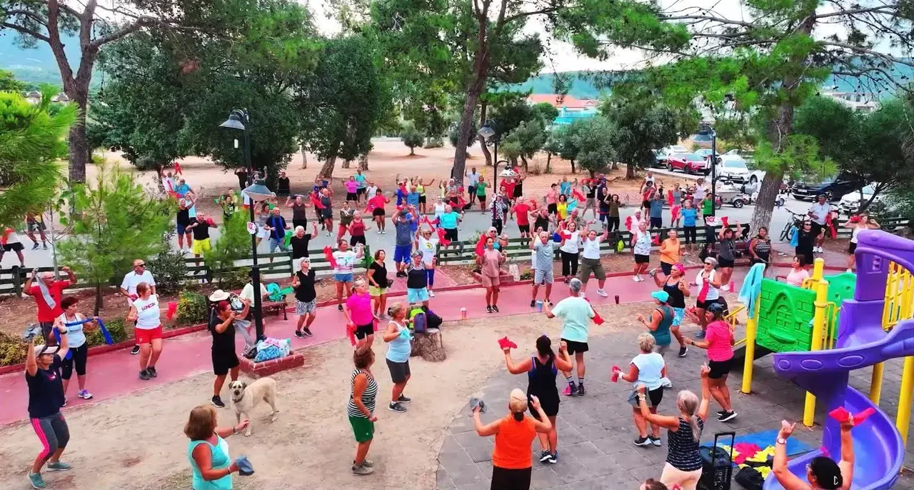 Didim’de güne zinde başlangıç: Başkan Gençay vatandaşlarla spor yaptı