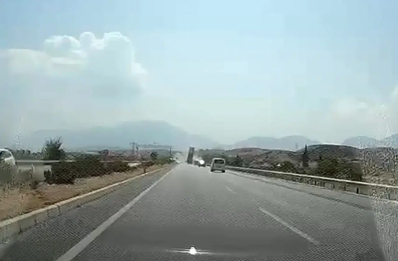 Denizli trafiğini birbirine kattı: Açık unutulan dorse EDS direğini devirdi