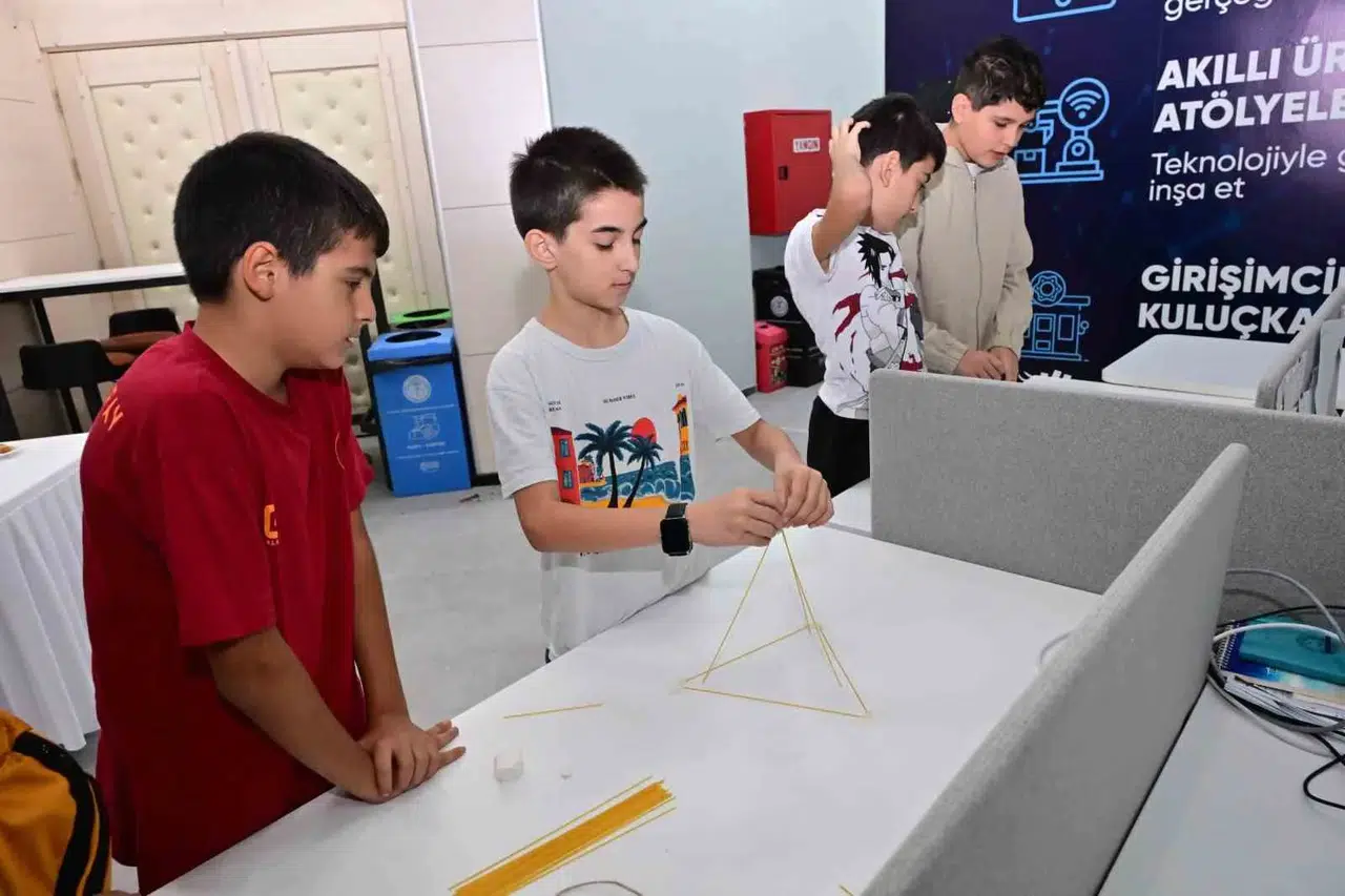 Geleceğin mühendisleri Akademi Manisa’da buluştu: Robotik dünyasının kapıları aralandı