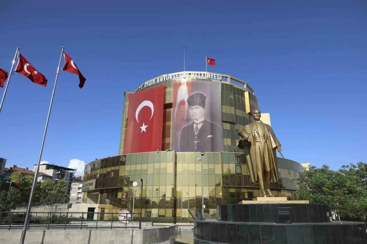 Özlem Çerçioğlu zirveye demir attı: Aydınlılardan tam not aldı