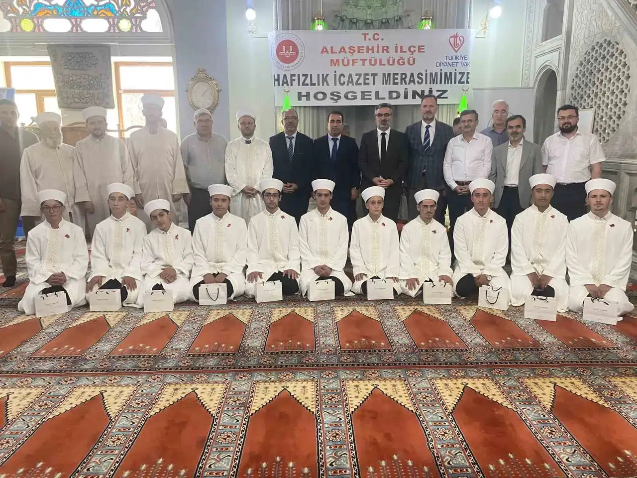 Manisa’da Kur’an bülbülleri için coşkulu tören: 11 genç hafız icazetini aldı