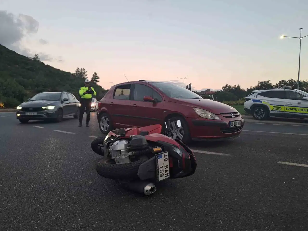 Menteşe'de trafik kazası: Kavşakta çarpışan motosikletin sürücüsü yaralandı