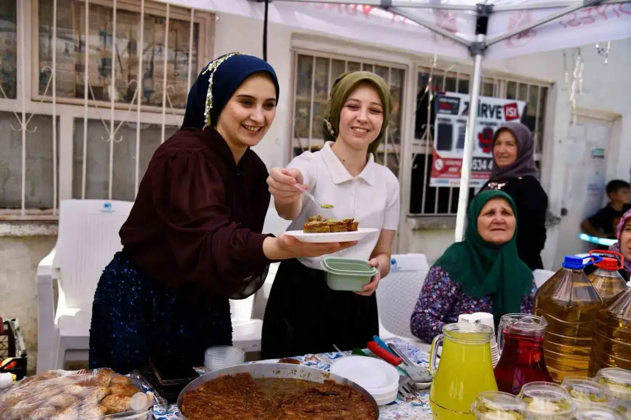 Manisa'nın bereketli topraklarında hasat heyecanı: 63 yıllık gelenek şenlikle kutlandı