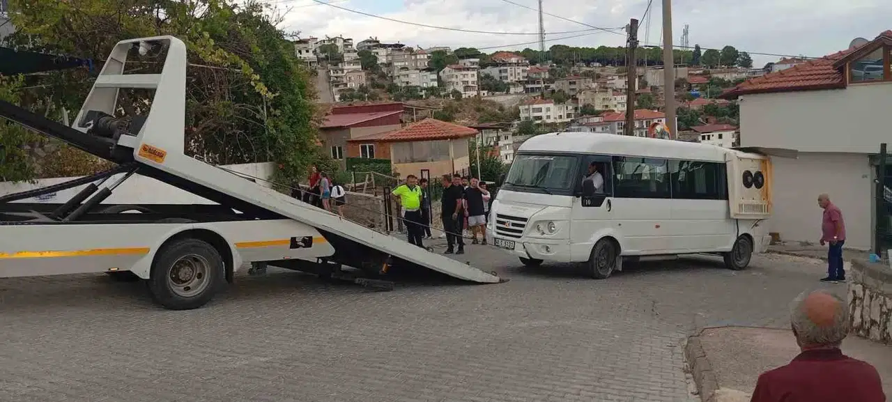 Yatağan'da korku dolu anlar: Park halindeki minibüs garaja daldı