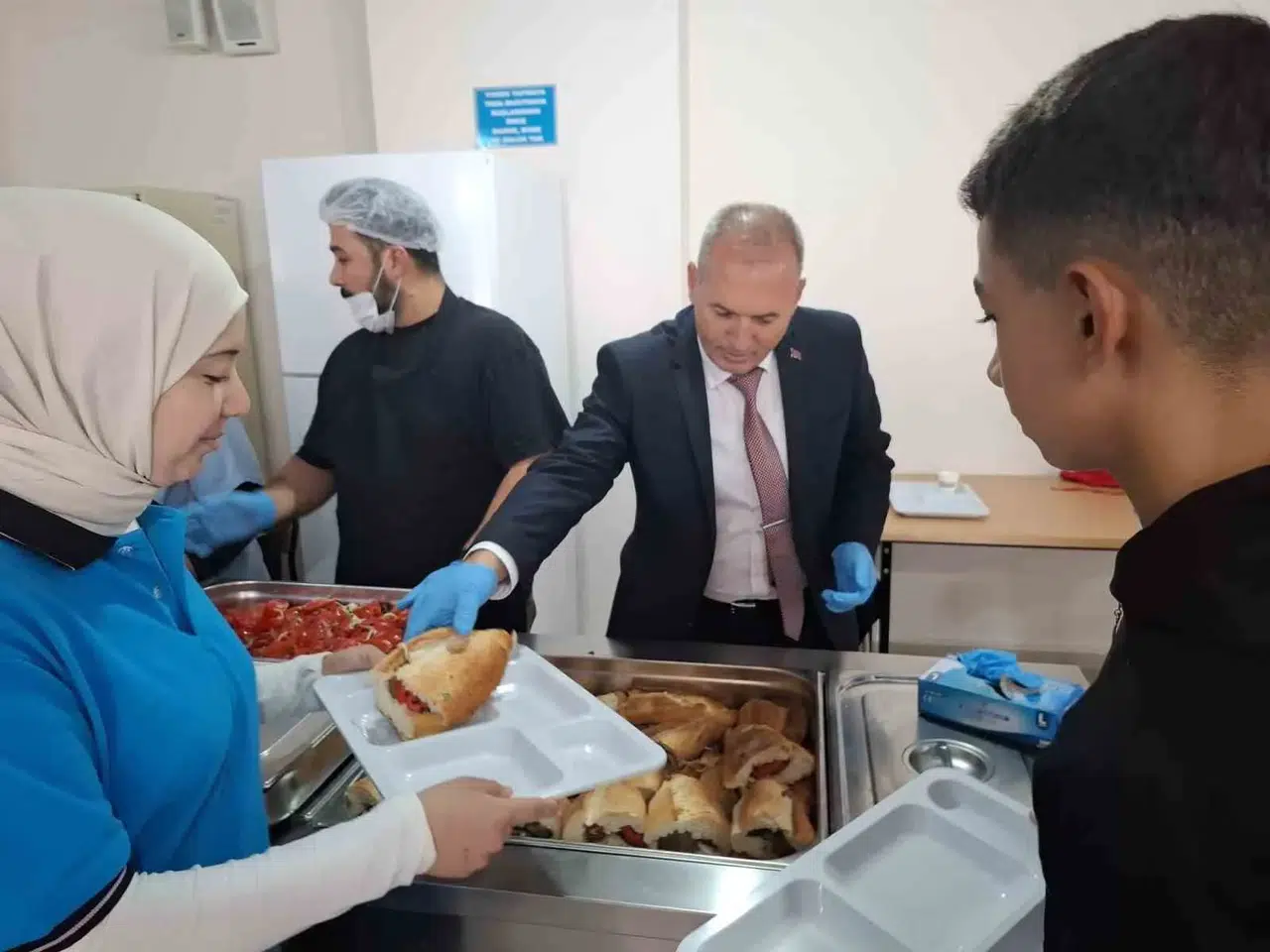 Müdürden öğrencilere sıcak dokunuş: Kepçeyi eline aldı, akşam yemeğinde servis yaptı