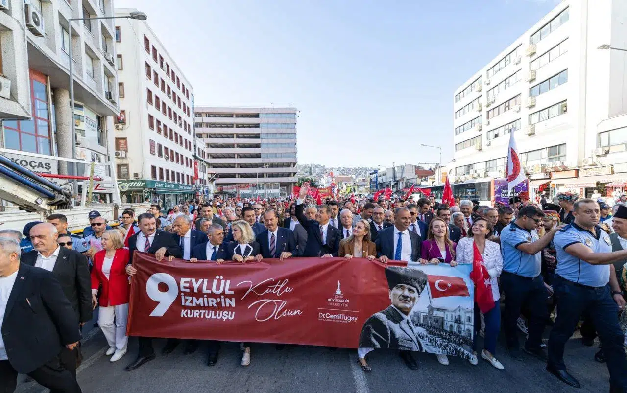 İzmir’de 9 Eylül coşkusu: 104 yıllık zafer ruhu meydanlara taştı