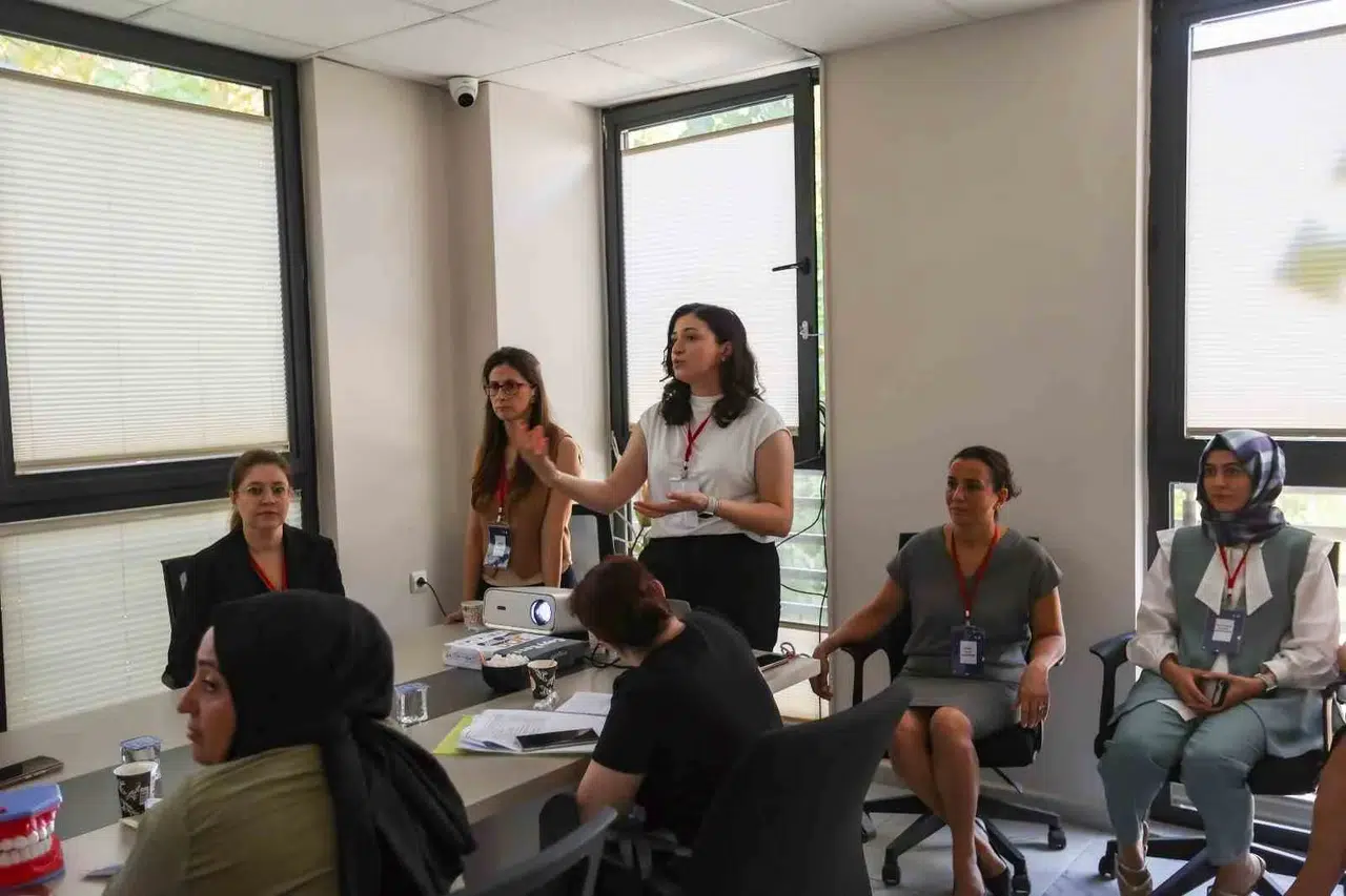Efeler'de otizmli minikler için sofrada yeni dönem: Uzmanlardan ailelere rehberlik