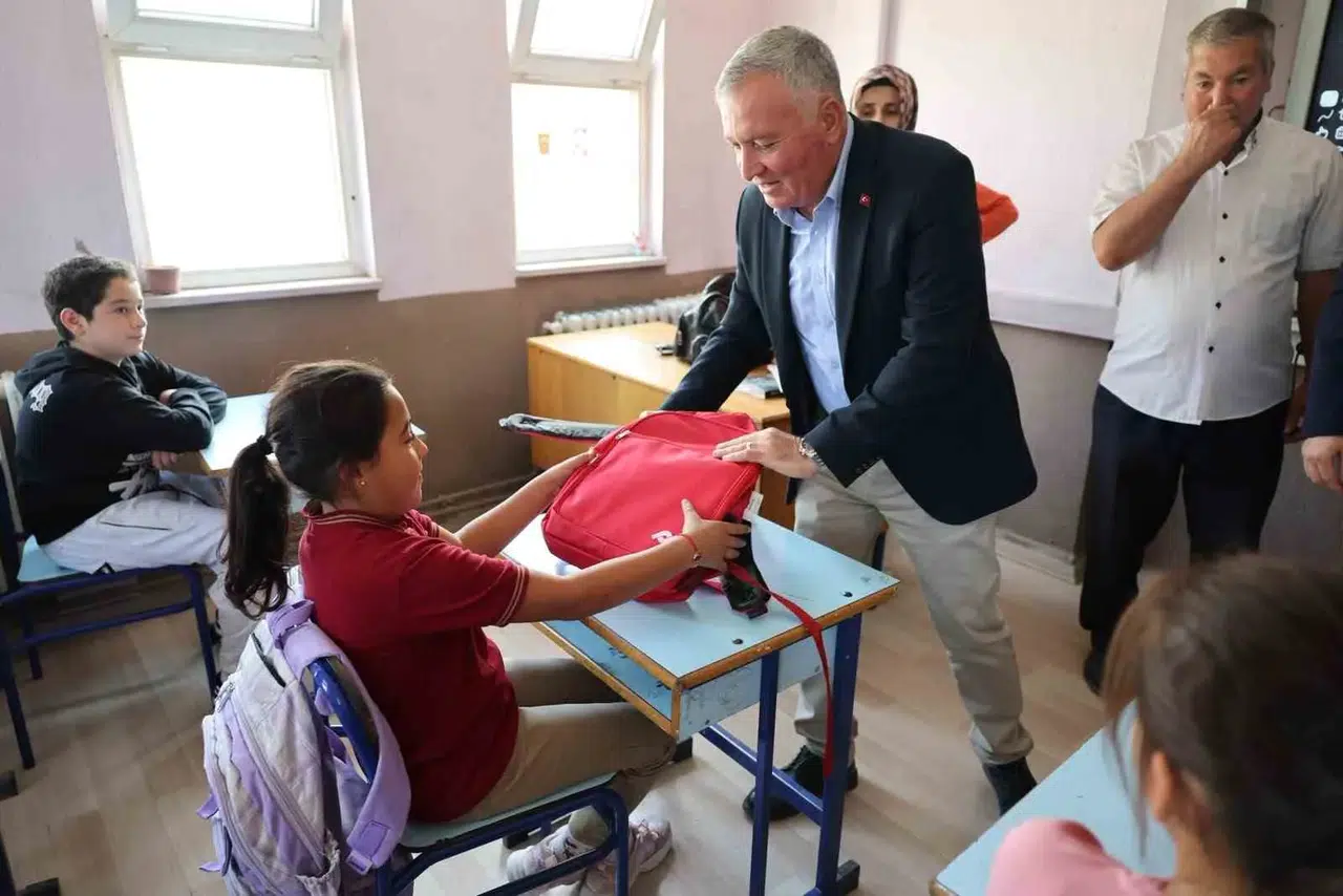 Honaz'da ders zili öncesi yüzleri güldüren hediye: 800 öğrenciye çanta desteği