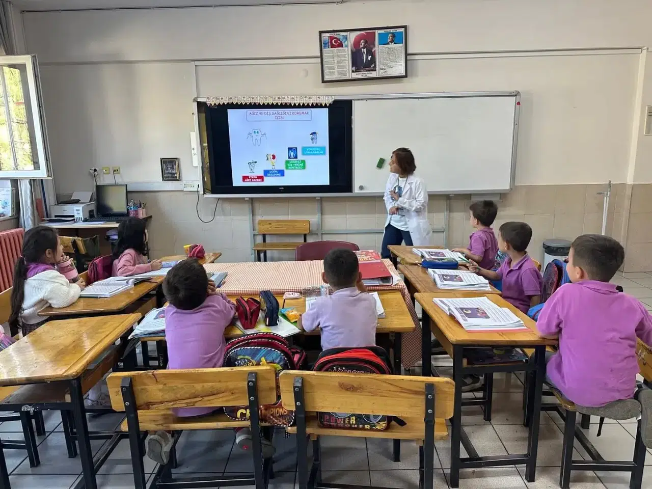 Nazilli’de sağlıklı gülüşler için okul sıralarına uzman eli değdi