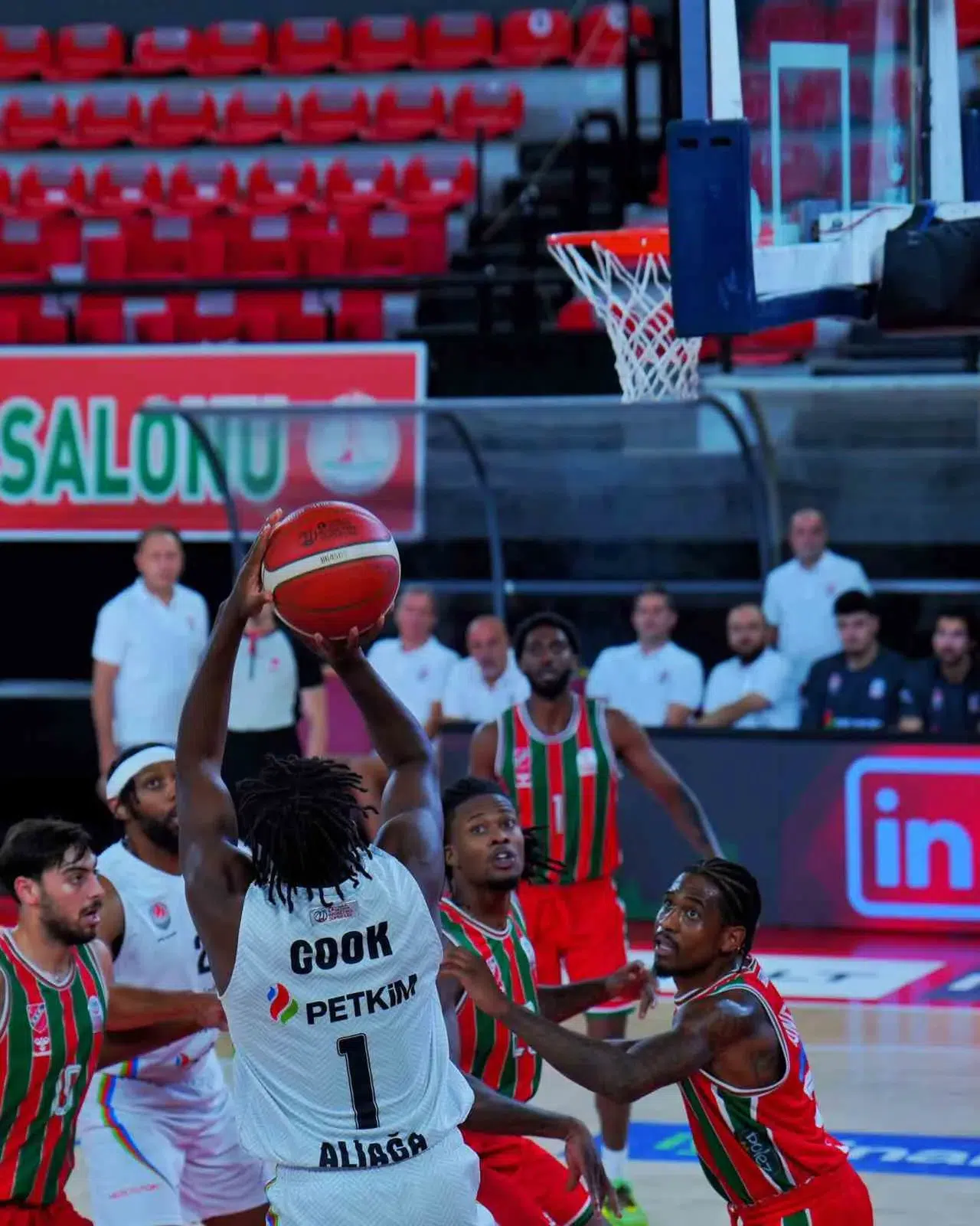 İzmir'in basketbol devleri kozlarını paylaştı: Petkimspor deplasmanda hata yapmadı