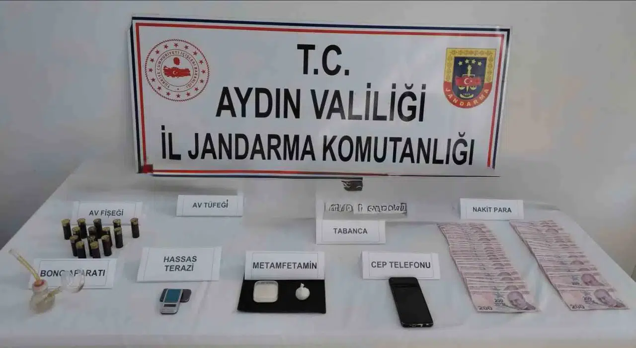Kuşadası’nda zehir tacirlerine jandarma darbesi: Cephanelik gibi evden uyuşturucu çıktı