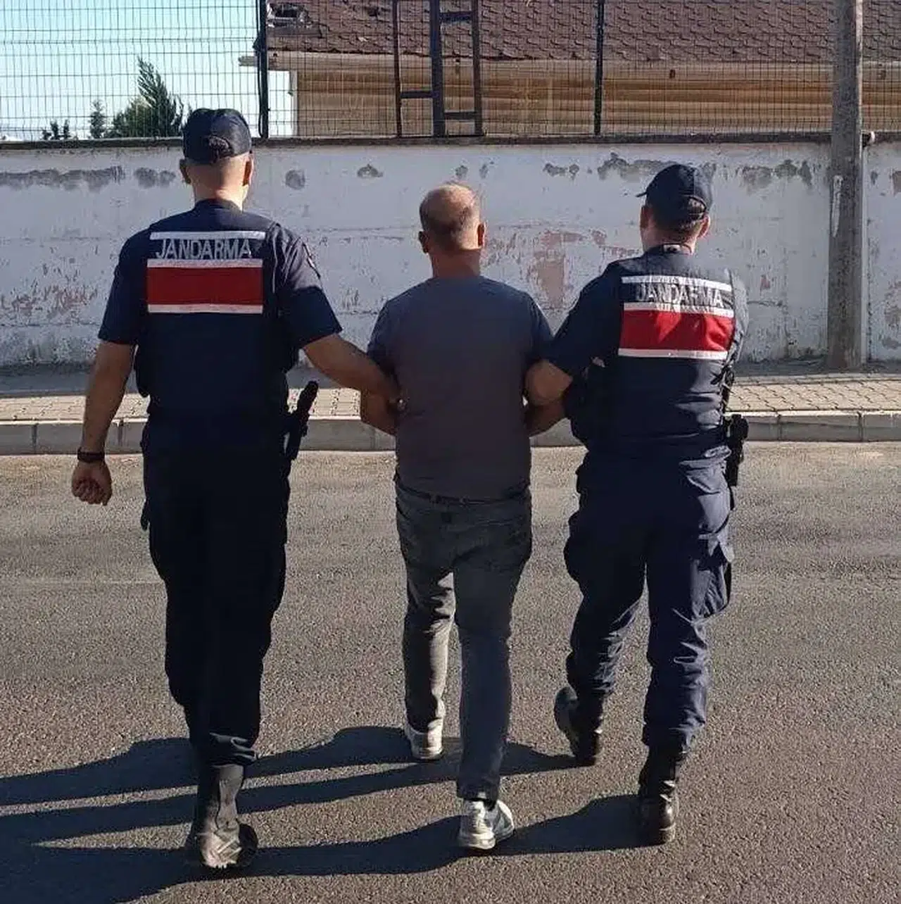 Nazilli sokaklarında jandarma engeli: 28 yıllık hapis cezası olan firari yakayı ele verdi